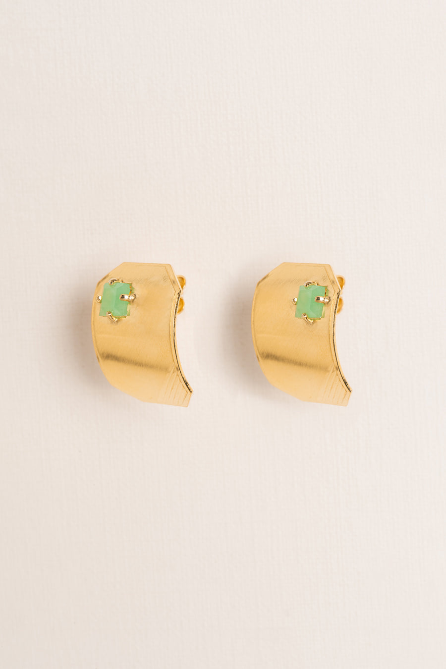 Wouters & Hendrix - Curved ID Earrings with Chrysoprase in Gold