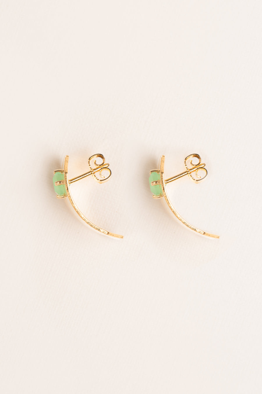 Wouters & Hendrix - Curved ID Earrings with Chrysoprase in Gold