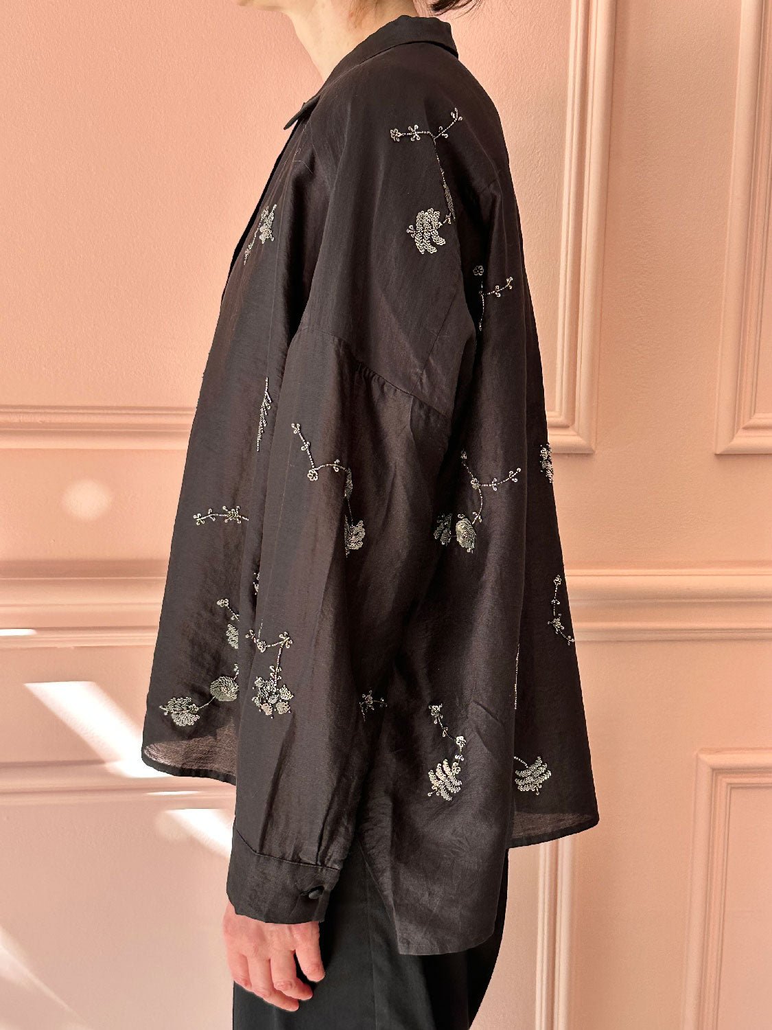 AODRESS - Small Collar Shirt in Black