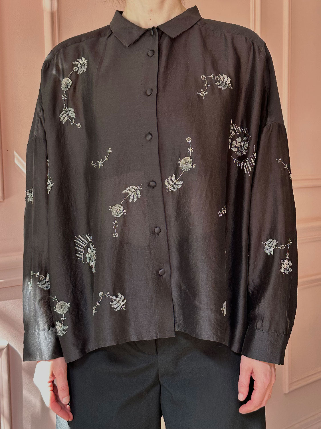 AODRESS - Small Collar Shirt in Black