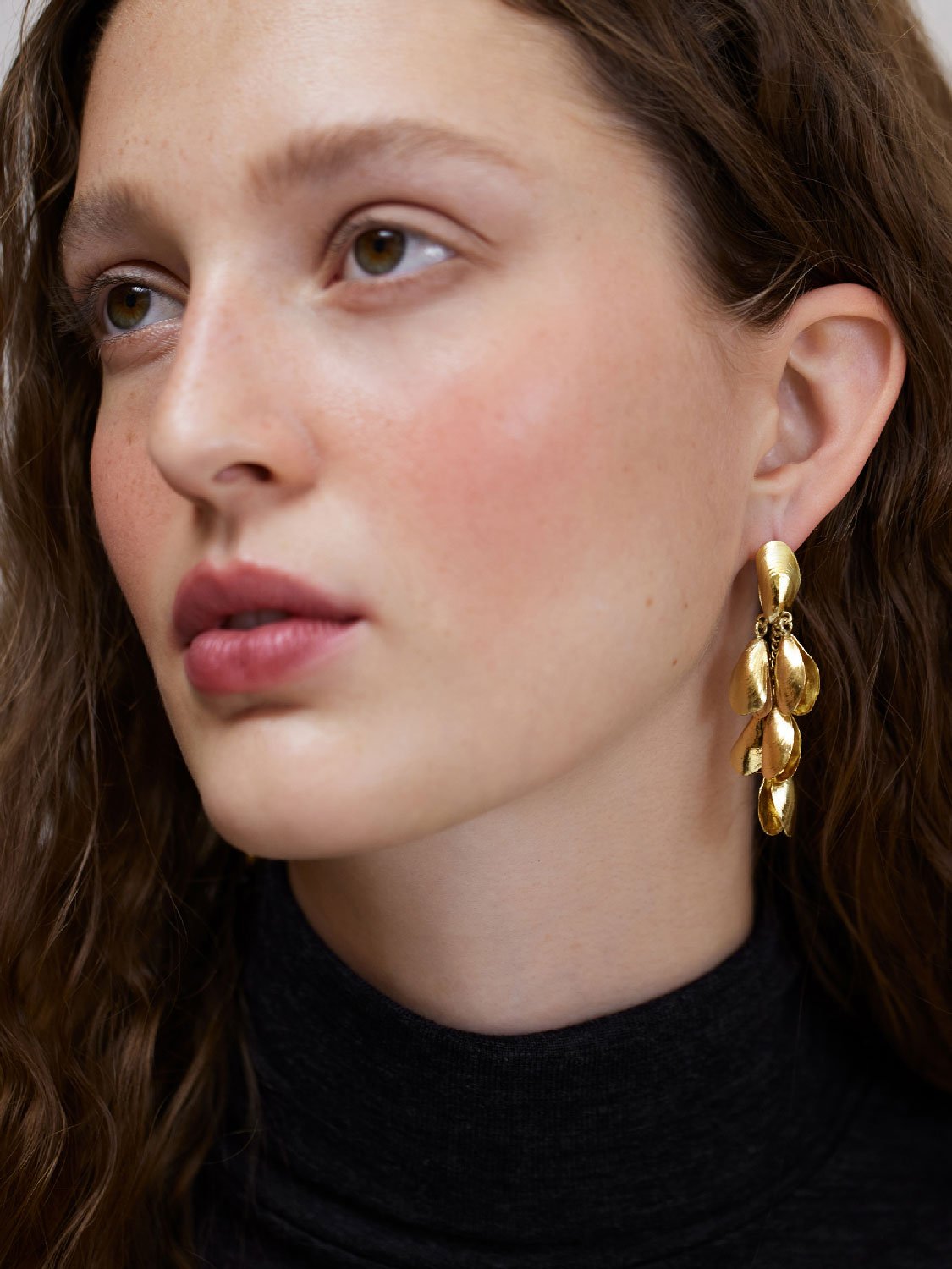 Wouters & Hendrix - Stud Earrings with Dangling Mussels in Gold