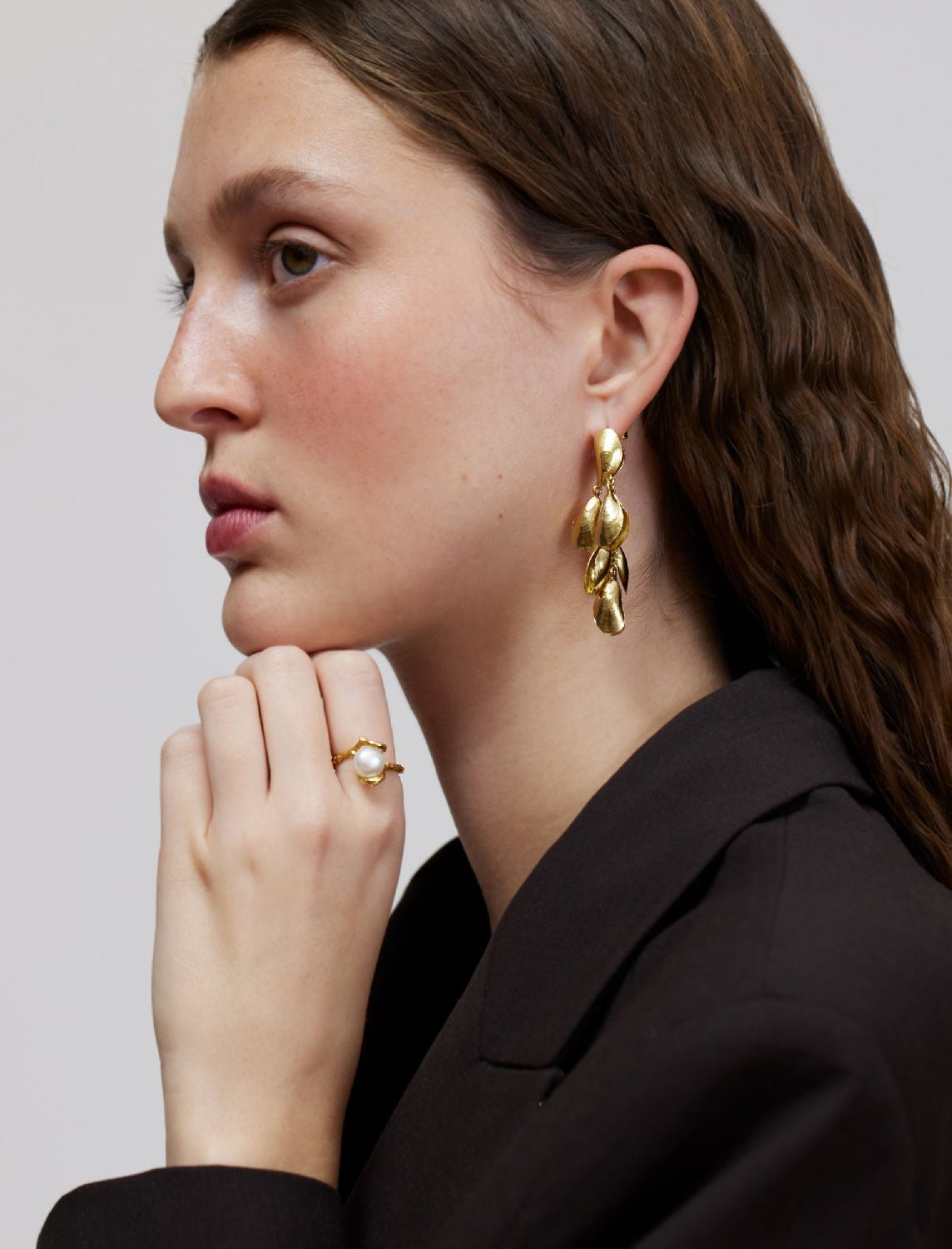 Wouters & Hendrix - Stud Earrings with Dangling Mussels in Gold
