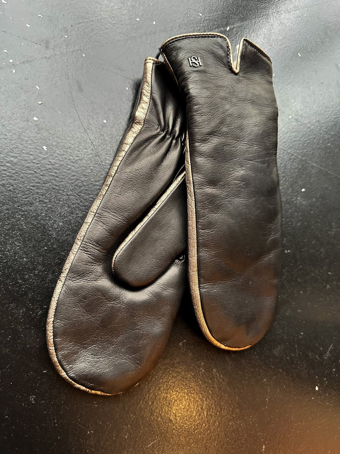 HANDSOME STOCKHOLM - Statement Mitts in Black