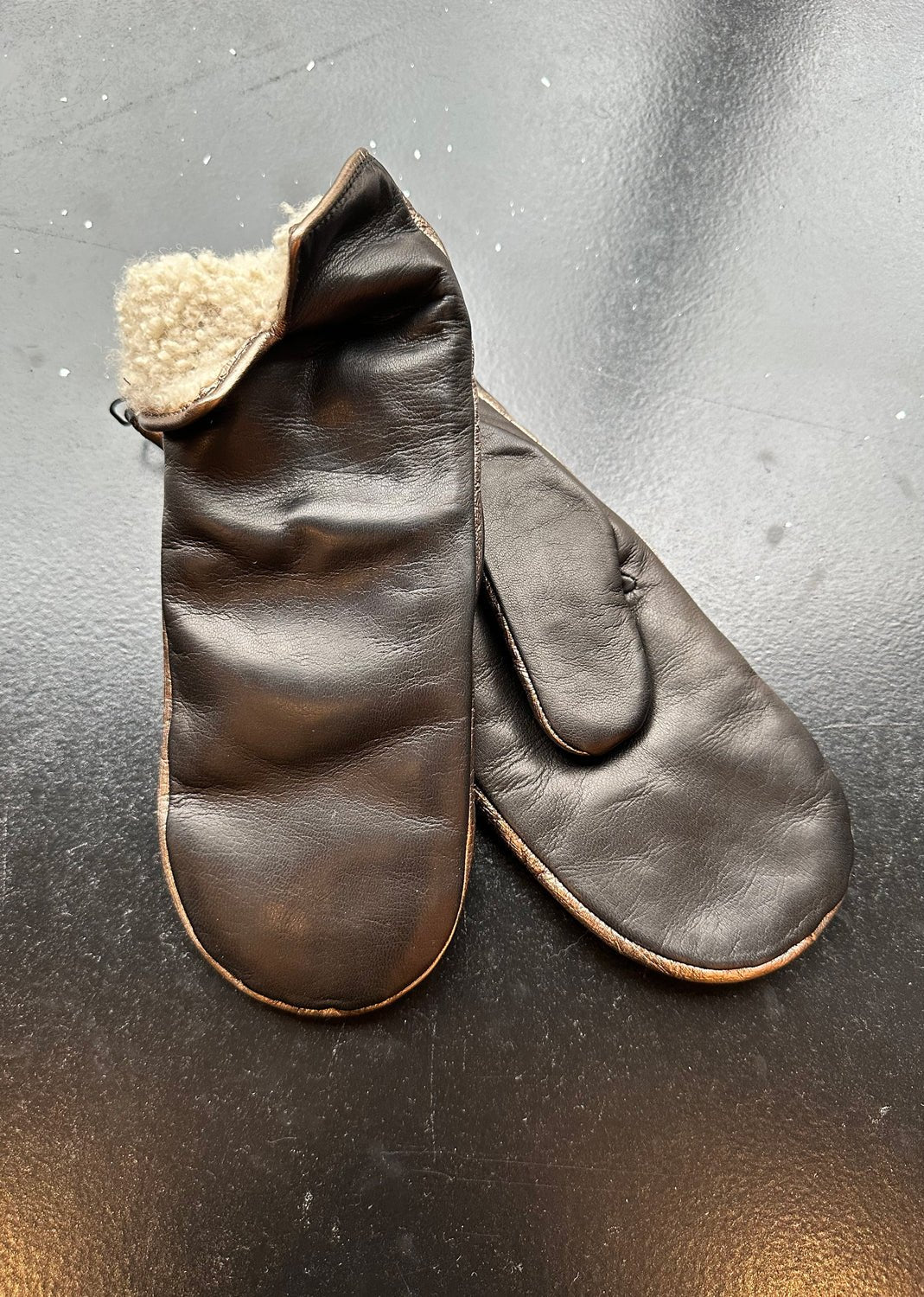 HANDSOME STOCKHOLM - Statement Mitts in Black