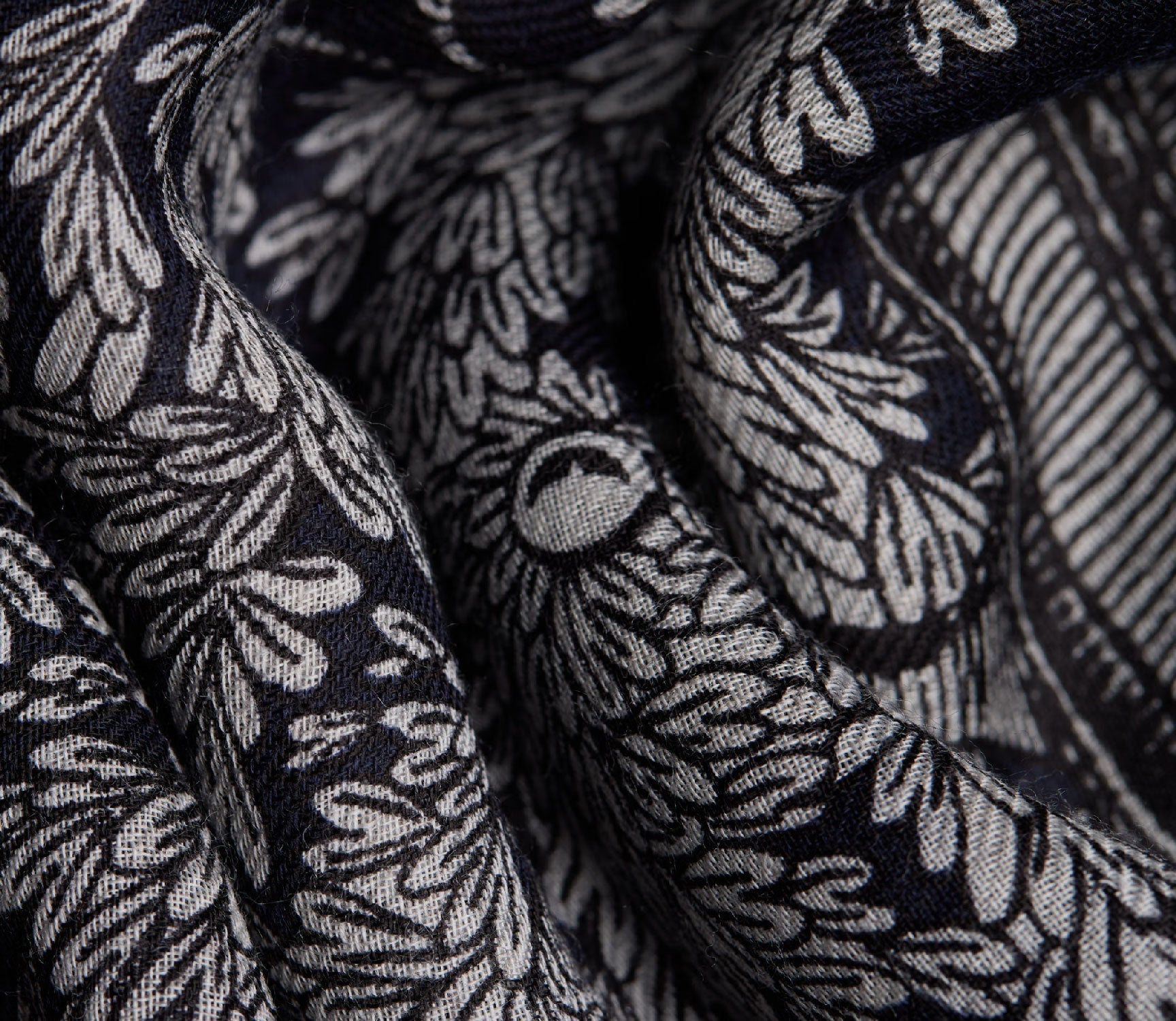 INOUI EDITIONS - Scarf 80cm MIRAGE in BLACK