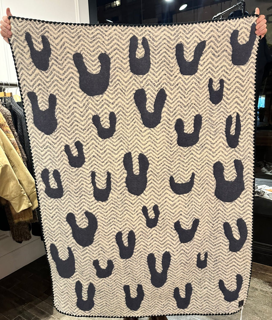 MINA PERHONEN - ONE CAT AND RABBITS Blanket in Navy