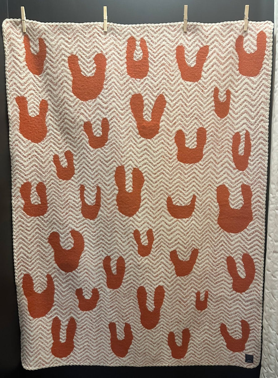 MINA PERHONEN - ONE CAT AND RABBITS Blanket in Scarlet