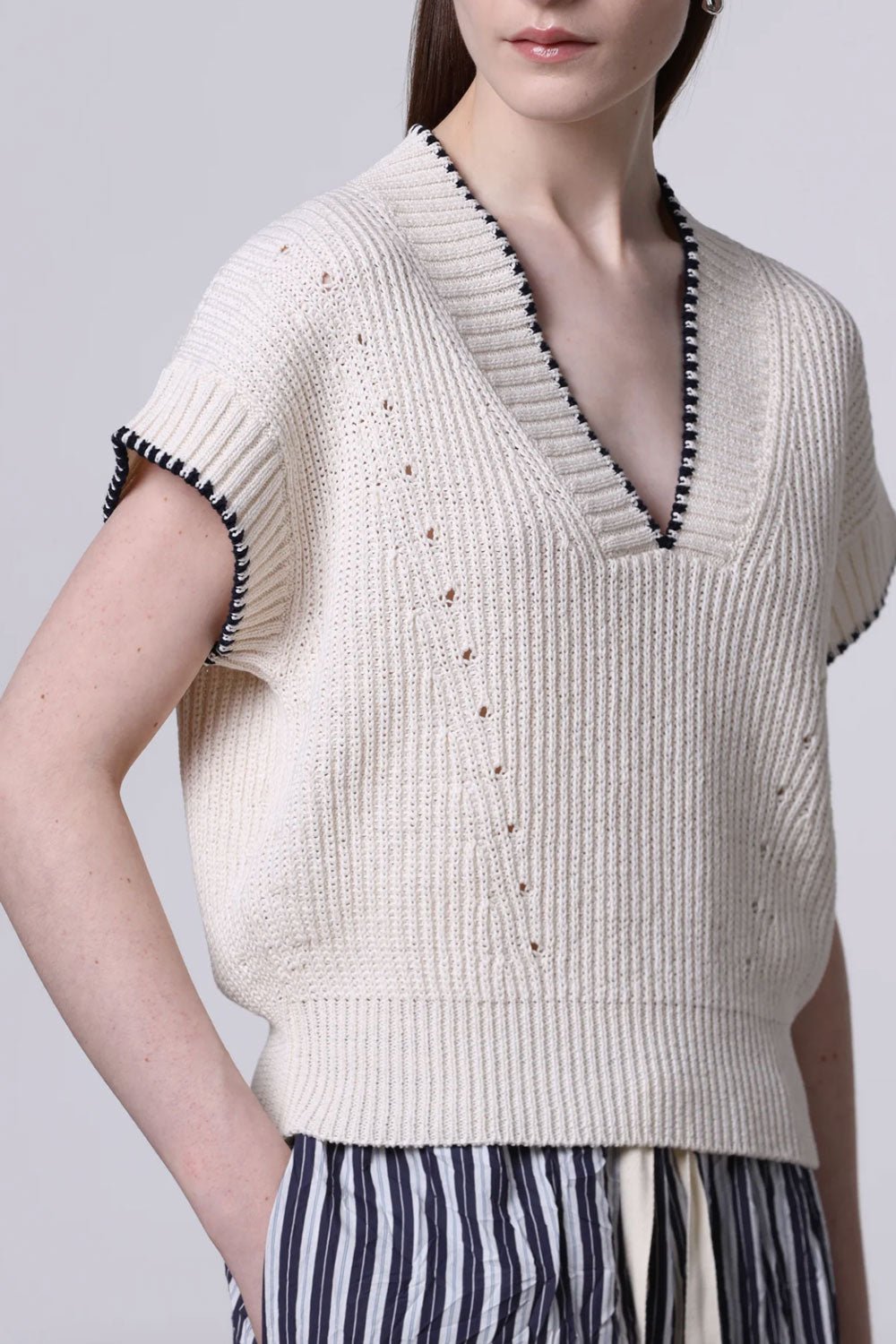 ROBERTO COLLINA - V-Neck Pullover in Cream and Navy