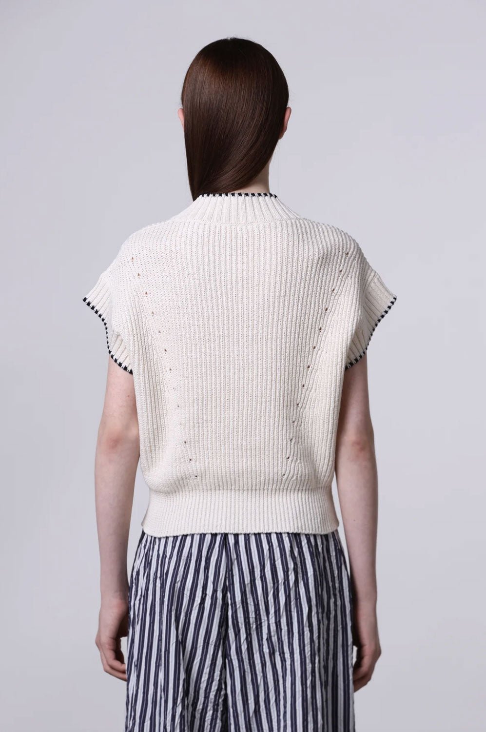 ROBERTO COLLINA - V-Neck Pullover in Cream and Navy