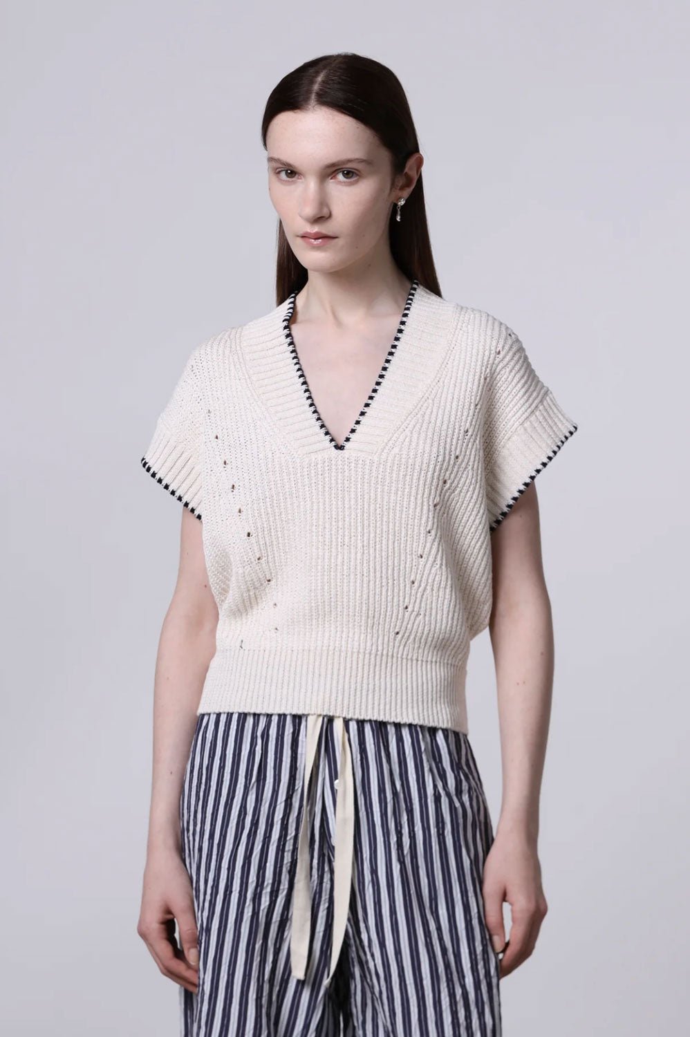ROBERTO COLLINA - V-Neck Pullover in Cream and Navy
