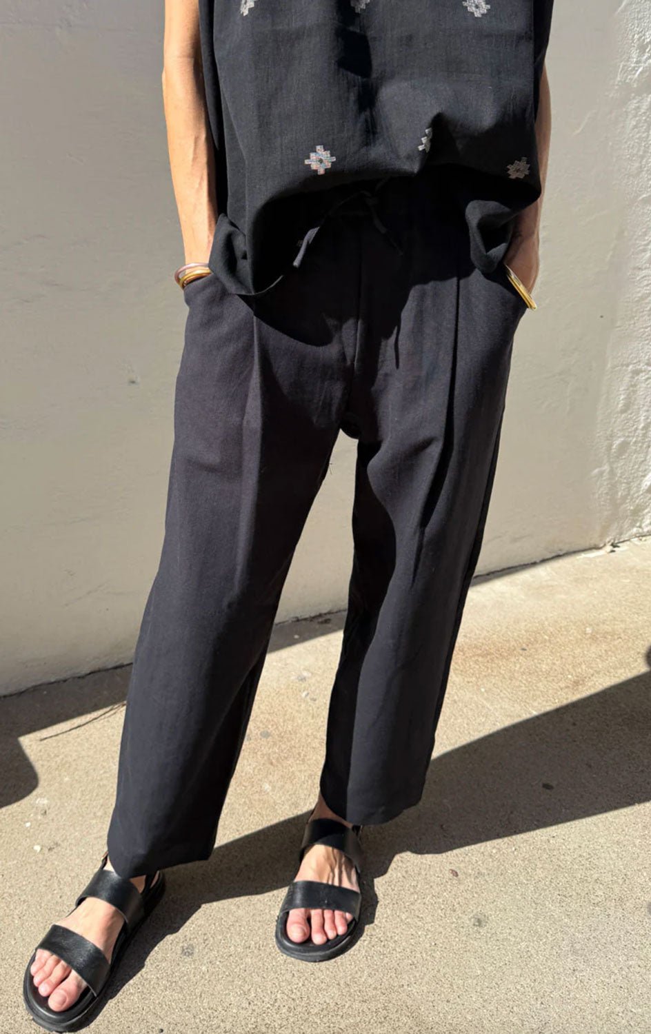 TWO NY - Barrel-leg pants in Black