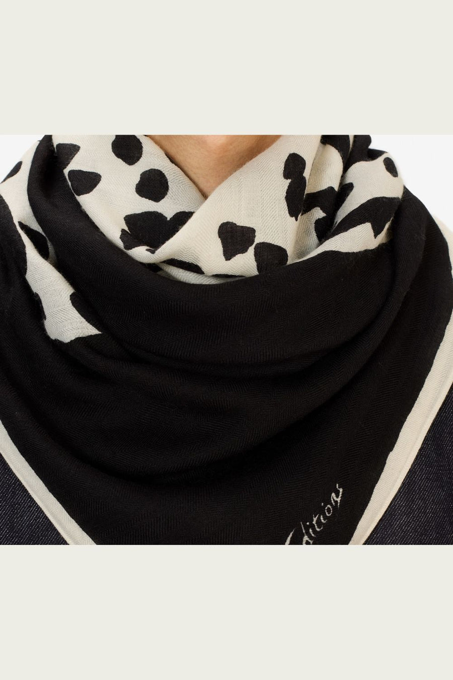 INOUI EDITIONS - 100cm Wool Square Scarf Feline in Black