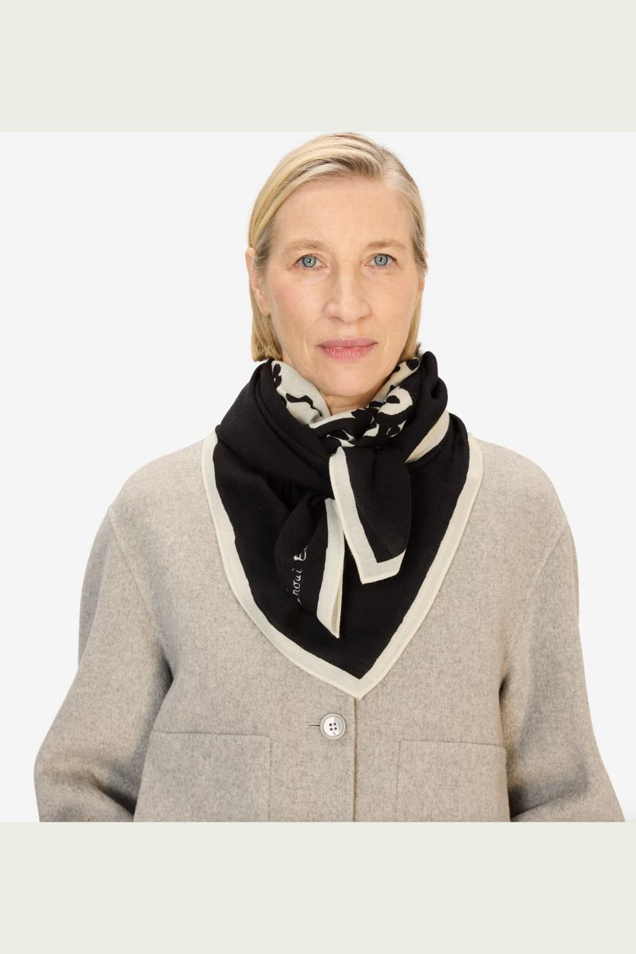 INOUI EDITIONS - 100cm Wool Square Scarf Feline in Black