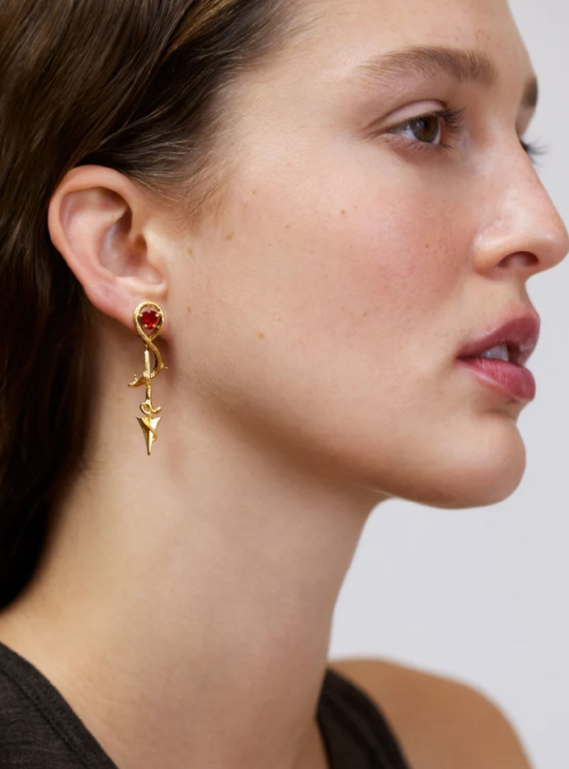 Wouters & Hendrix - Asymmetric Stud earrings With Heart-Shaped Garnet and Dangling Arrow
