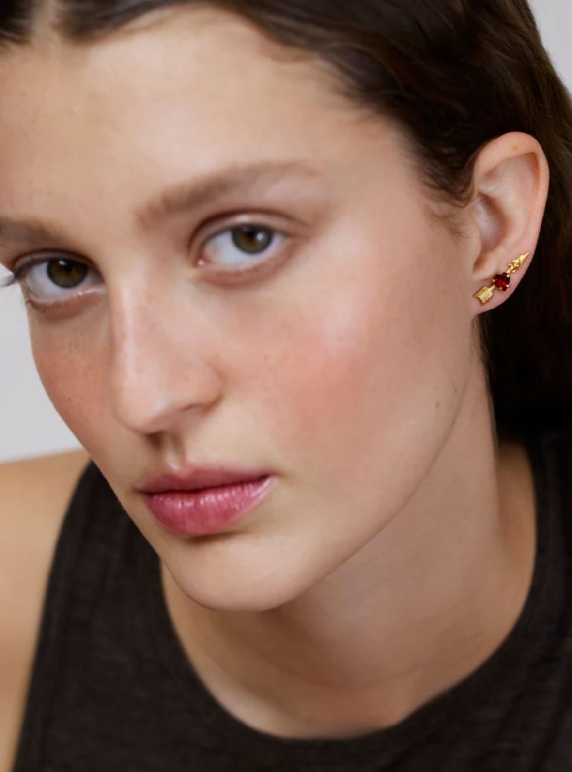 Wouters & Hendrix - Asymmetric Stud earrings With Heart-Shaped Garnet and Dangling Arrow