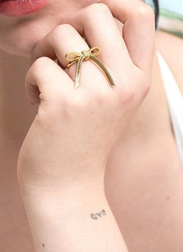 Wouters & Hendrix - Textured Bow Ring in Gold