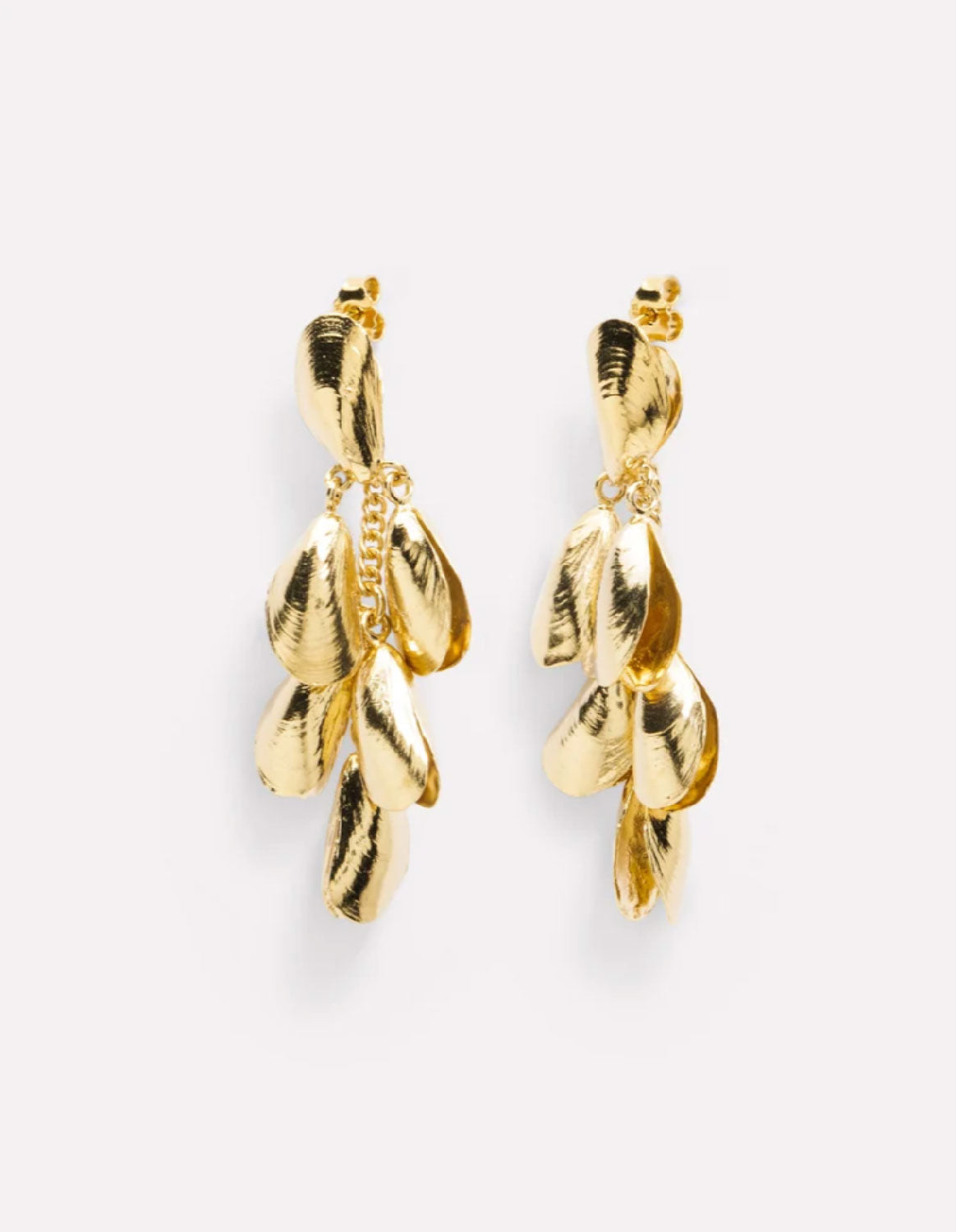 Wouters & Hendrix - Stud Earrings with Dangling Mussels in Gold