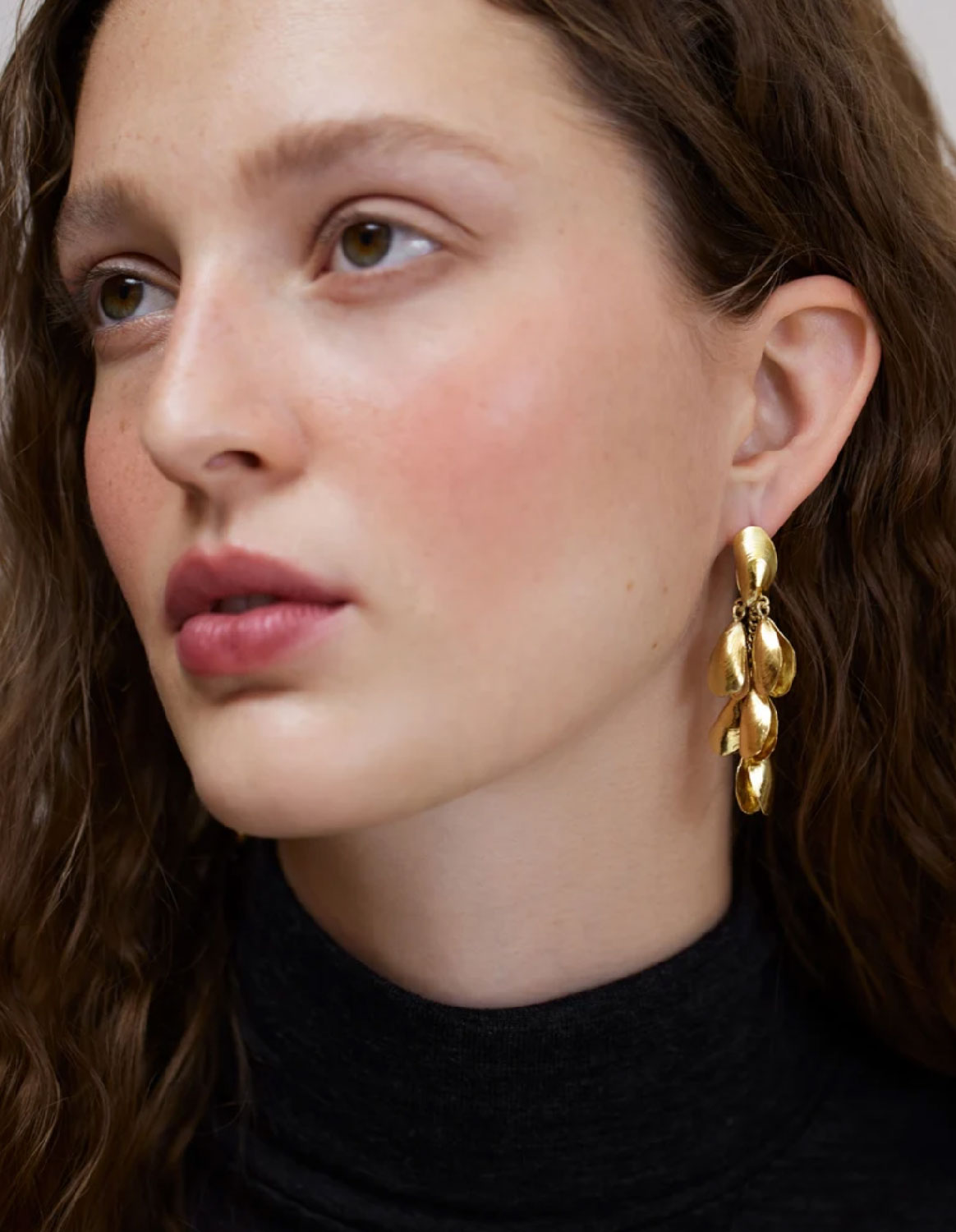 Wouters & Hendrix - Stud Earrings with Dangling Mussels in Gold