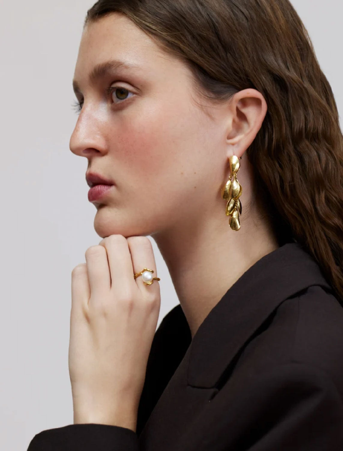Wouters & Hendrix - Stud Earrings with Dangling Mussels in Gold