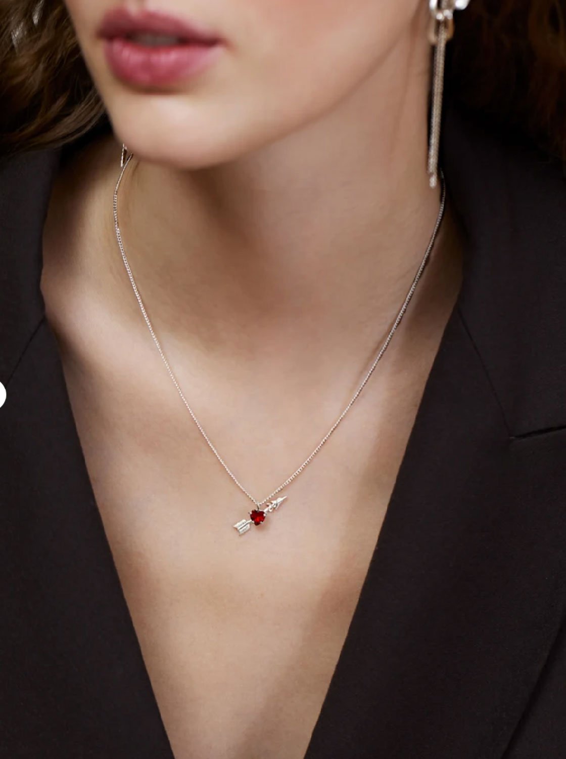 Wouters + Hendrix - Necklace with Heart-Shaped Garnet and Arrow Pendant in Gold