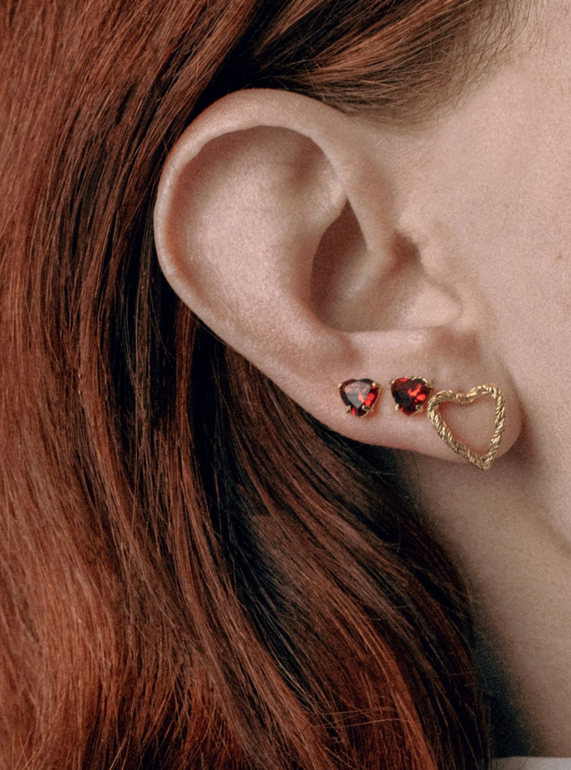 Wouters & Hendrix - Garnet Heart Stud Earrings in Gold