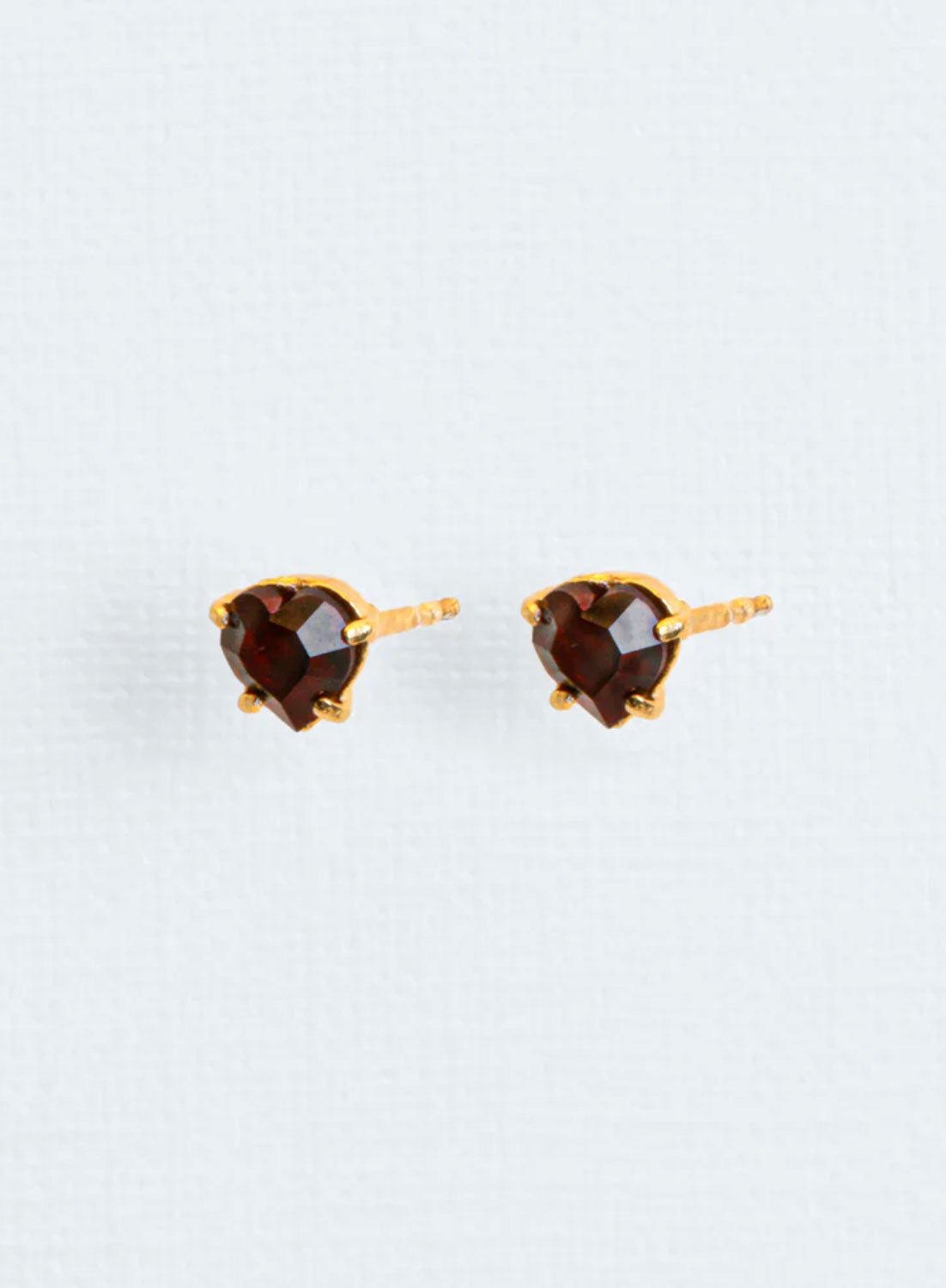 Wouters & Hendrix - Garnet Heart Stud Earrings in Gold
