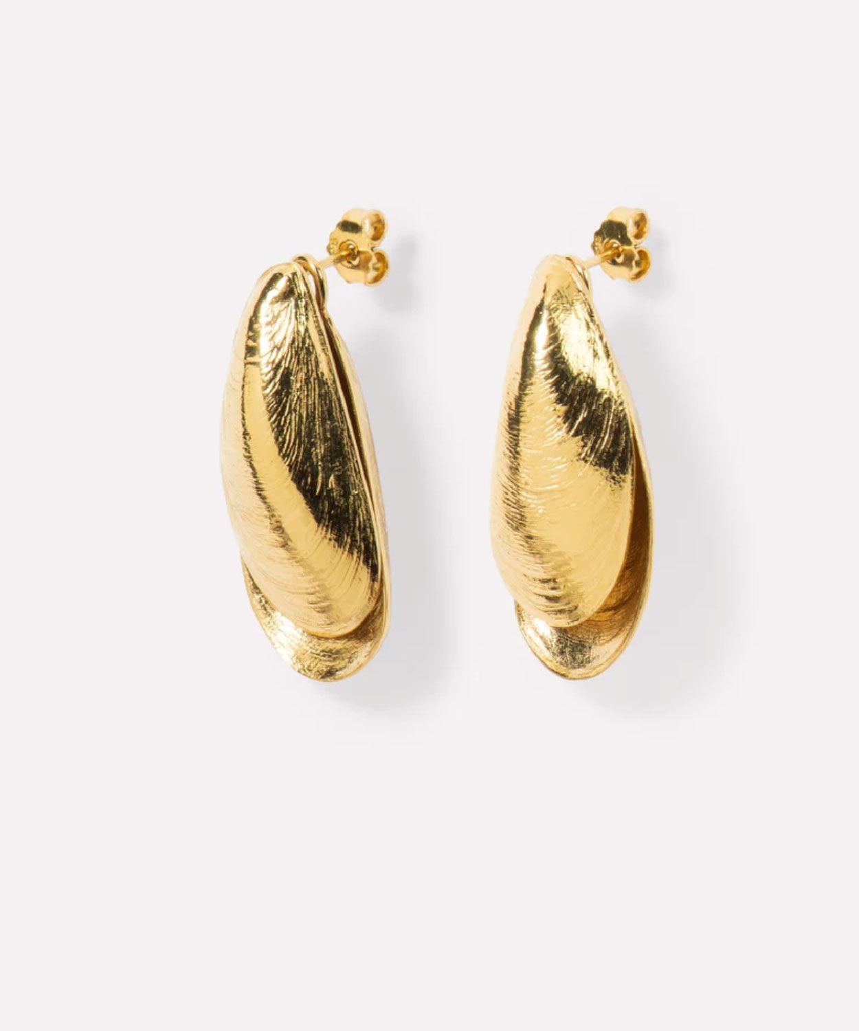 Wouters & Hendrix - Stud Earrings with Double-Sided Mussel in Gold