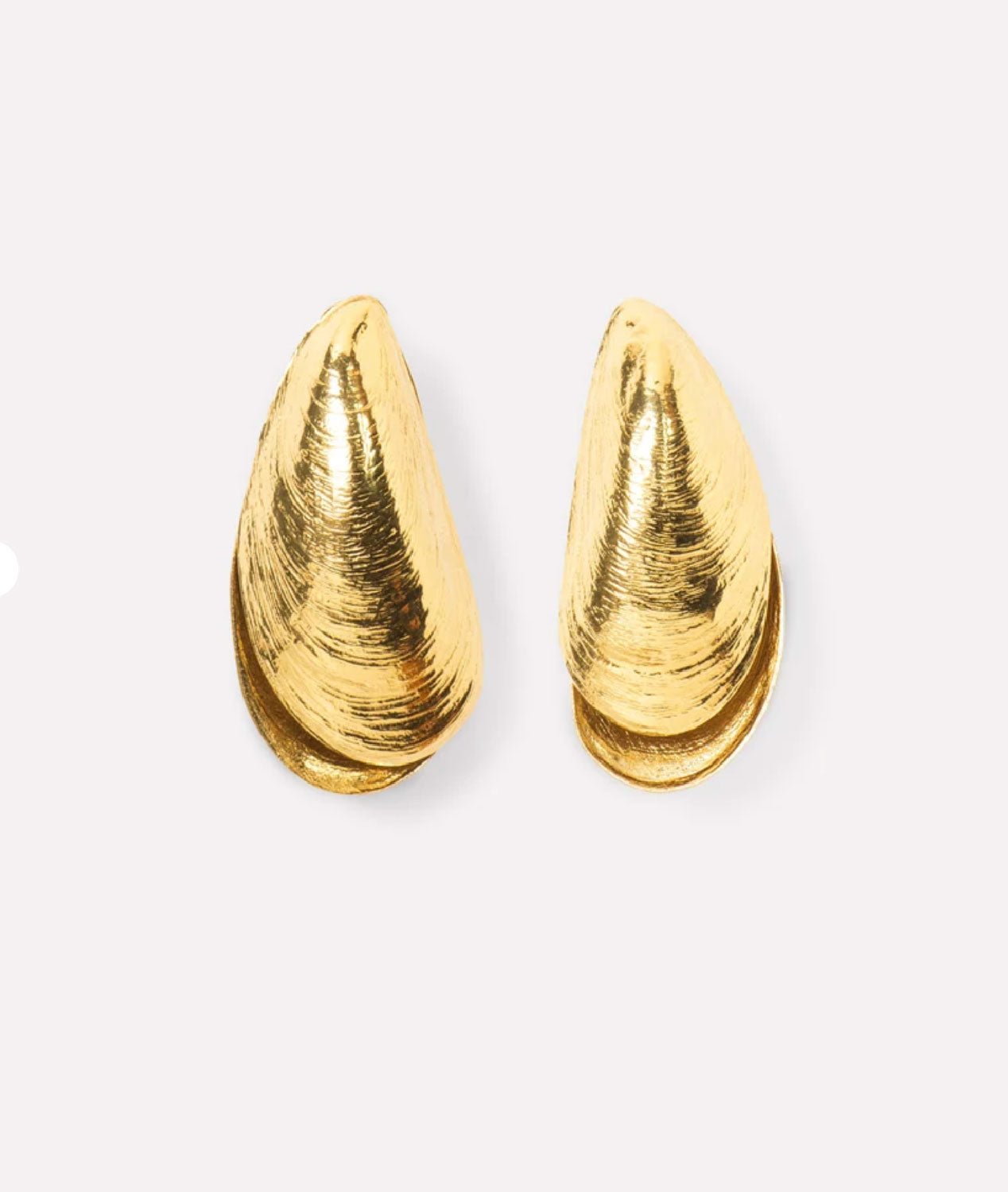 Wouters & Hendrix - Stud Earrings with Double-Sided Mussel in Gold