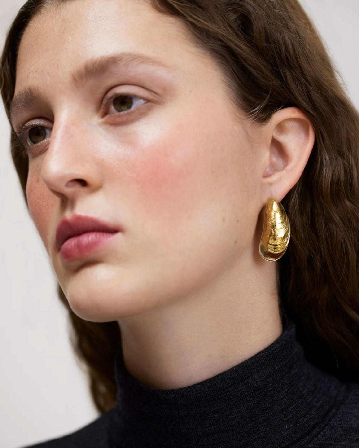 Wouters & Hendrix - Stud Earrings with Double-Sided Mussel in Gold