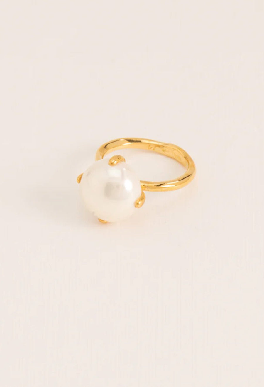 Wouters & Hendrix - Organic ring with Large Freshwater Pearl in Gold