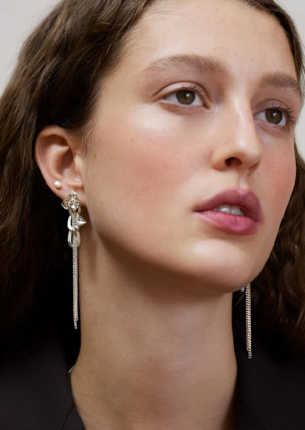 Wouters & Hendrix - Statement Stud Earrings with Crystal Flower and Entangled Flowing Chains in Silver