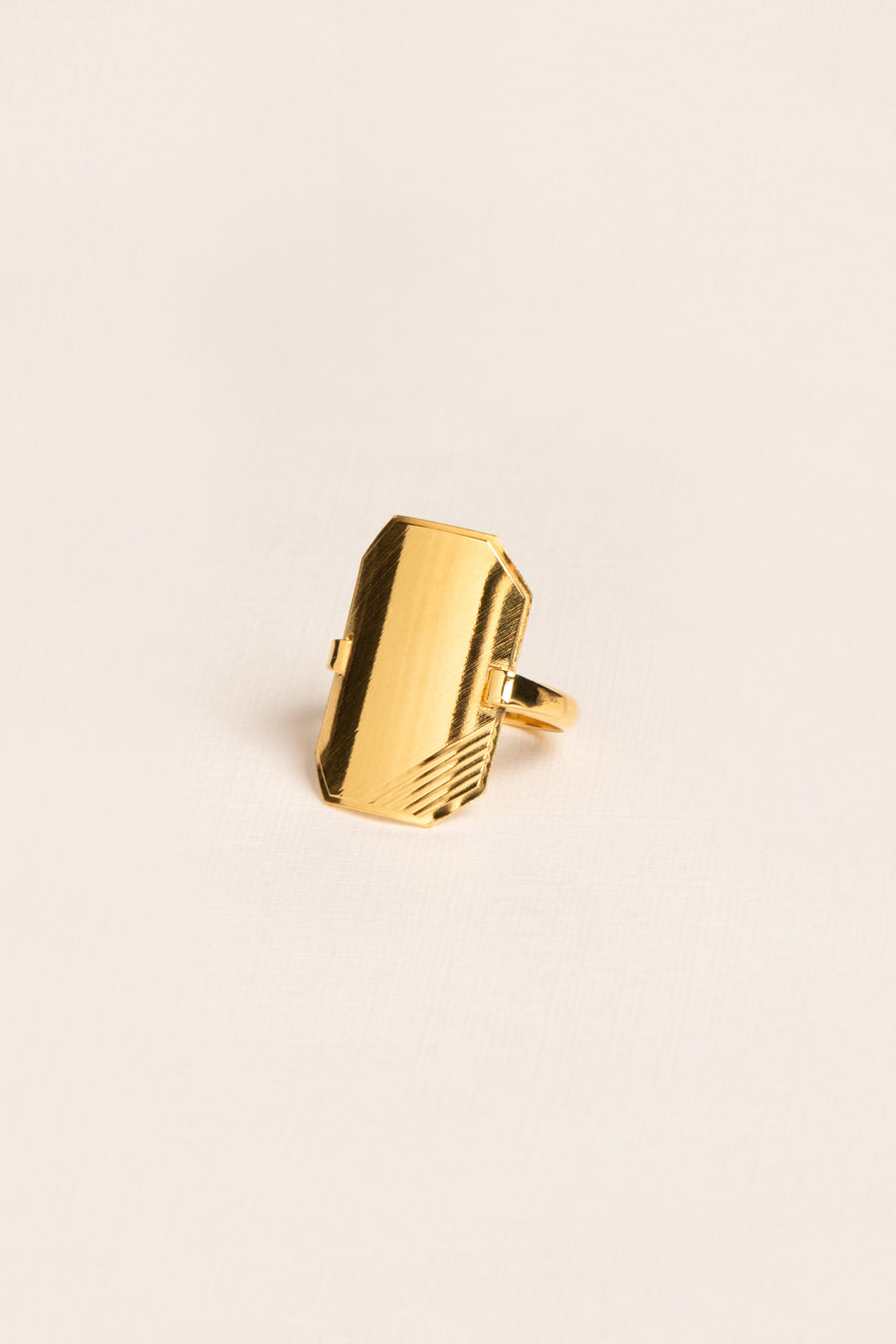 Wouters & Hendrix - Rectangular Curved ID ring with Lines in Gold