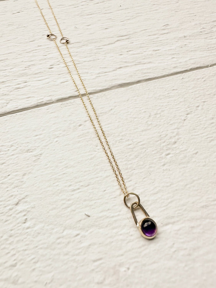 JANE HOLLINGER - 14k yellow gold necklace with Amethyst pendant